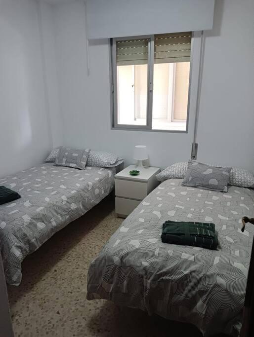 Amplio Apartamento Junto A La Playa Victoria Apartment Кадис Екстериор снимка